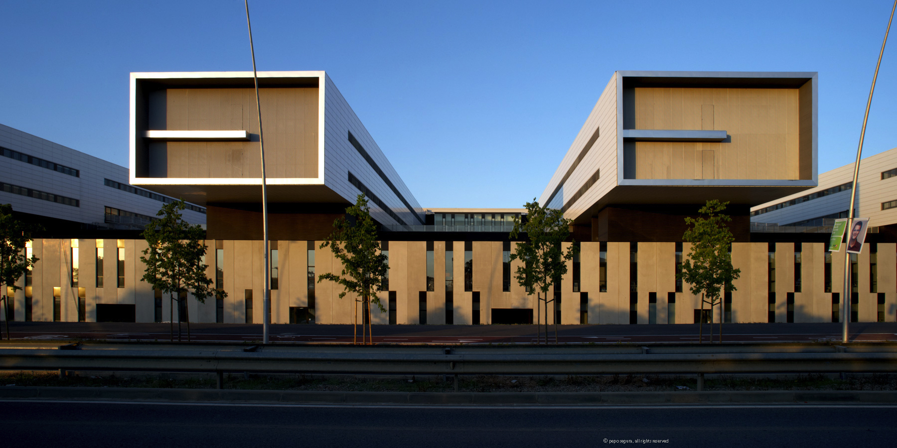 Hospital de Reus Hospital Universitari Sant Joan de Reus Hospital Sant Joan de Reus. moran arq Lluis Mora, Mario Corea, Felip PIch Aguliera.